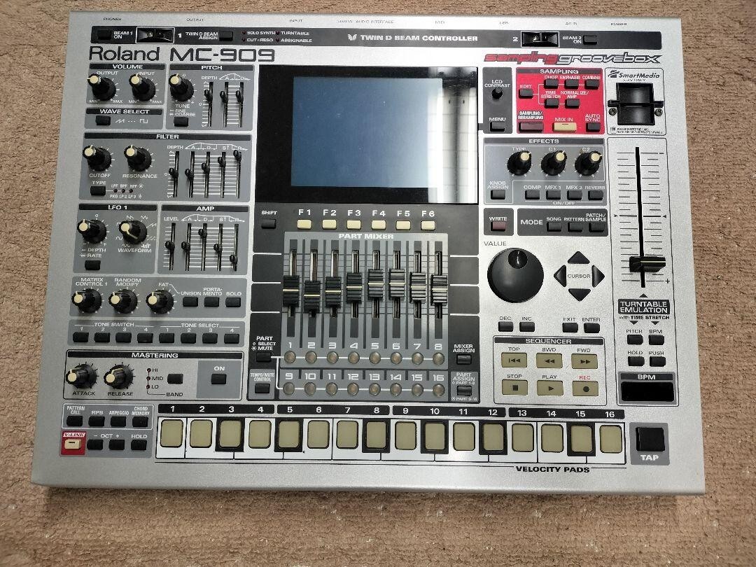 Roland MC-909 Music Sampler Sampling Groovebox Drum Machine  