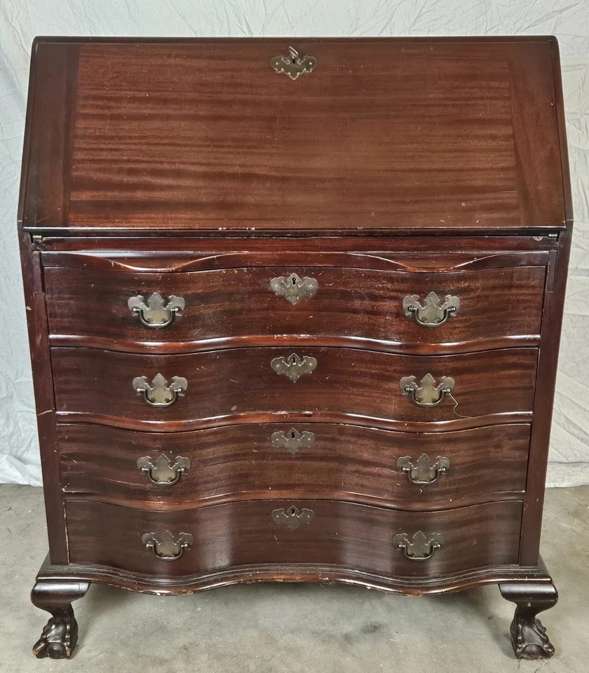 Antigua recepción MADDOX ornamentada roja caoba inclinada con patas de bola y garra talladas Foto 2 de 4