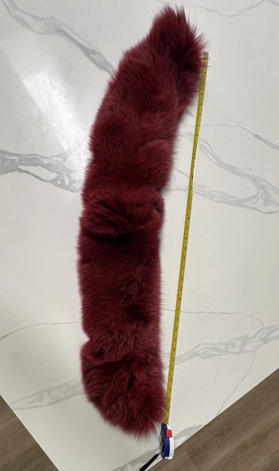 Cuello de solapa genuino 100 % piel de zorro forrado en borgoña en terciopelo negro. Foto 4 de 4