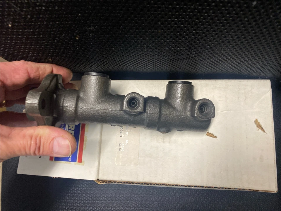 83-87 Mazda 323/626, OEM Part #11-2212, OEM, Reman Brake Master Cylinder Foto 3 de 4