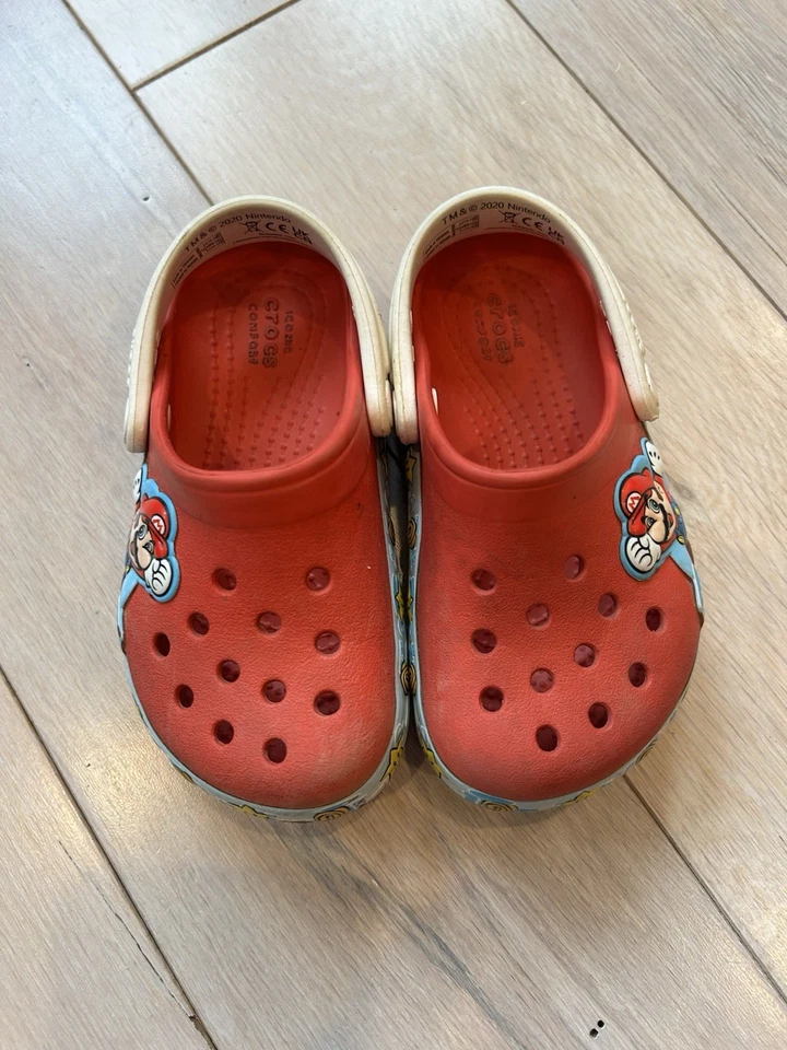 Zuecos CROCS Super Mario rojos y azules Foto 4 de 4