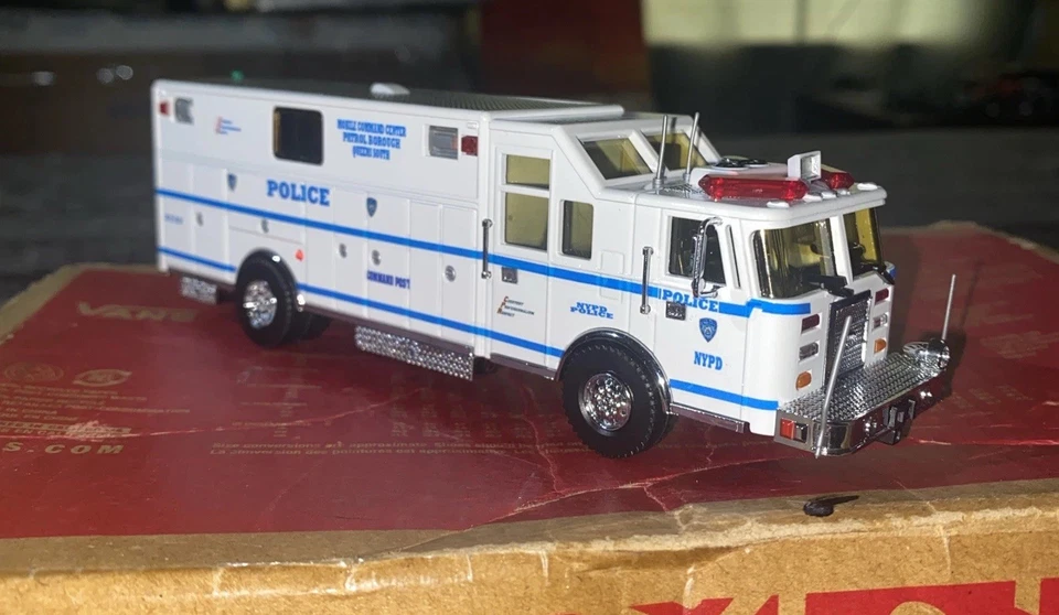 Kitbash 1/64 CODE3 Pierce Mobile Command Post NYPD NEW YORK POLICE DEPARTMENT - Image 2 of 4