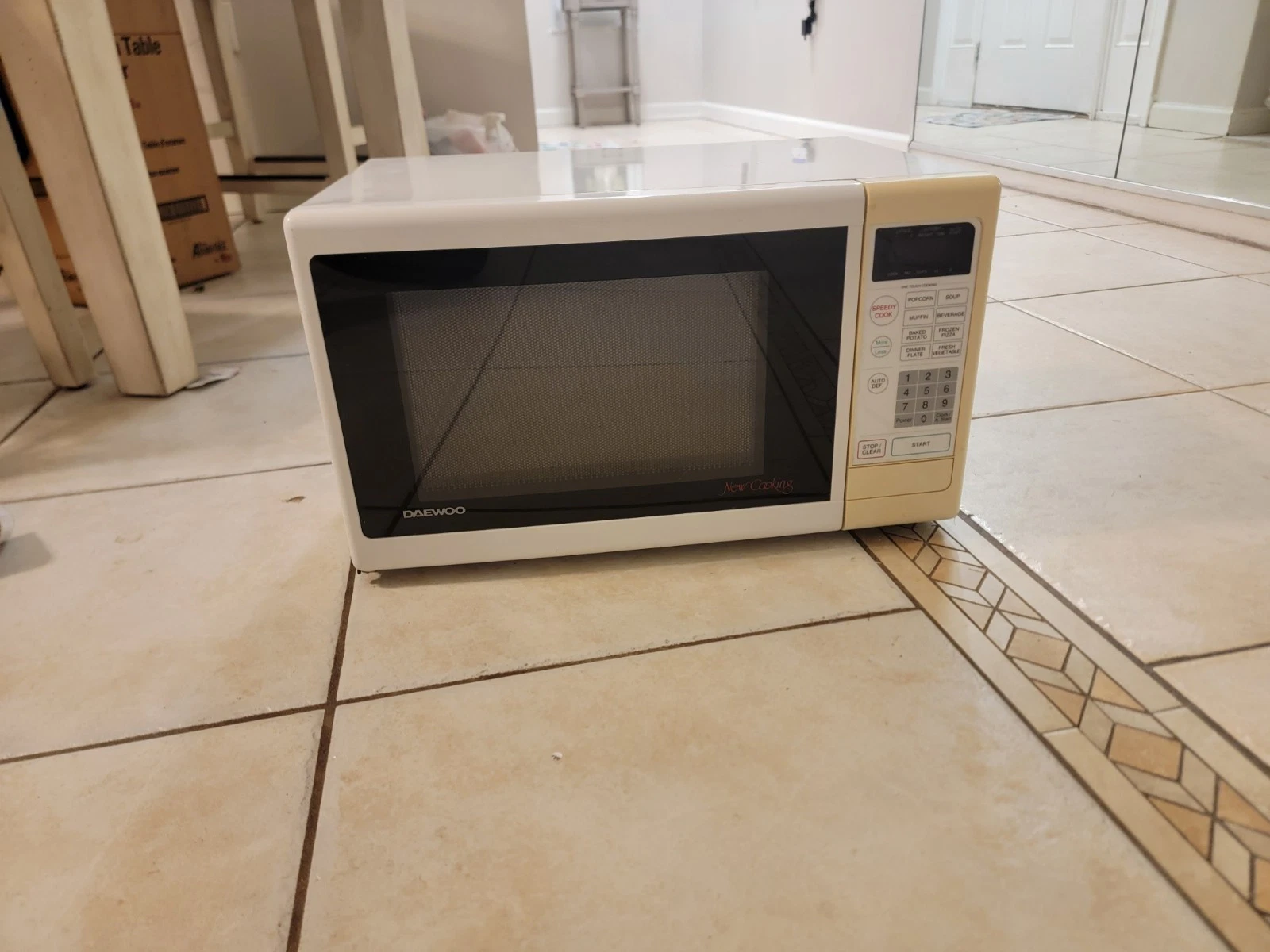 Daewoo New Cooking Countertop Microwave Oven White 0.7 cu ft 700W
Opens in a new window or tab