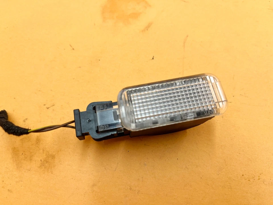 09-17 AUDI Q5 8R PUERTA DELANTERA TRASERA IZQUIERDA DERECHA ADVERTENCIA LUZ CORTESÍA LÁMPARA OEM Foto 2 de 4