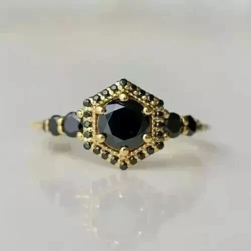Anillo de regalo para mujer de diamantes negros creados en laboratorio de corte redondo de 2 quilates enchapado en oro amarillo de 14 quilates Foto 4 de 4