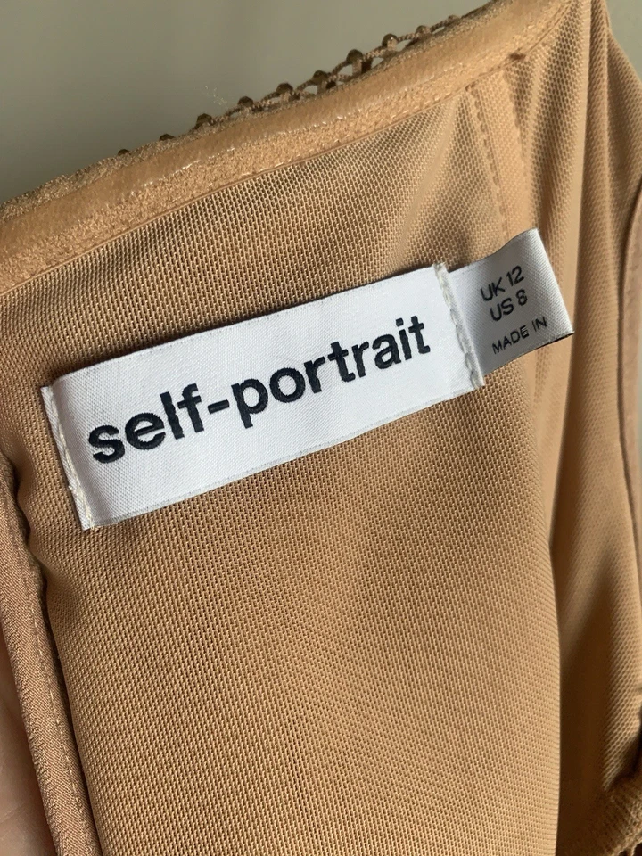 Vestido Autorretrato Malla Diamante Estrás Bronce Dorado Hombro Descubierto Lentejuelas Rubor Foto 4 de 4