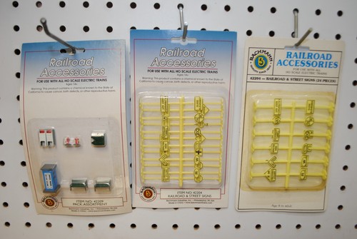 Surtido Bachmann 42209 City Park y (2) 42204 RR y señales de calle *Escala HO* | Condition: New
