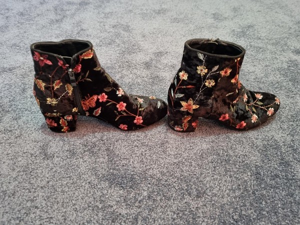 Black Velvet Ladies ankle zip up boots Size 38. Very cute ankle boot. Embroide