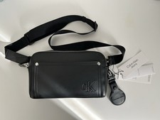 (BRAND NEW) CALVIN KLIEN Messenger/Crossbody TaggedCameraBag22 with AirTag Case