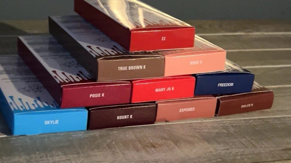 Kits de lábios Kylie Cosmetics - Batom líquido fosco e delineador labial combinando - Imagem 3 de 4