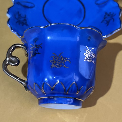 TAZA Y PLATILLO AZUL VINTAGE RECORTADO EN ORO/HECHO EN JAPÓN/FORMA MUY EXTRAÑA INUSUAL - Imagen 9 de 12