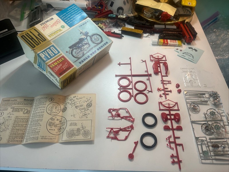VTG Pyro 1966 Yamaha Catalina 250 Motorcycle Model Kit 1/16 Scale Ublt Parts Lot