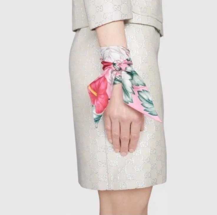 Foulard sergé 100% SOIE GUCCI âme hawaïenne rose blanc floral Italie neuf avec boite