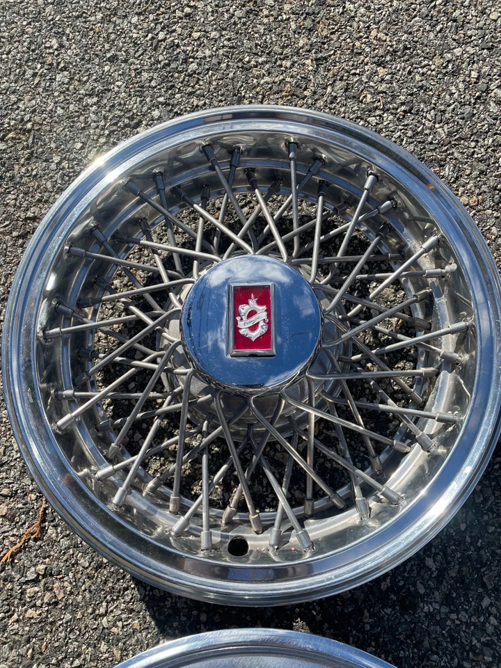 Oldsmobile Cutlass 1981 a 1987 tapacubos de radios de alambre de 14 pulgadas de fábrica cubiertas de rueda Foto 3 de 4