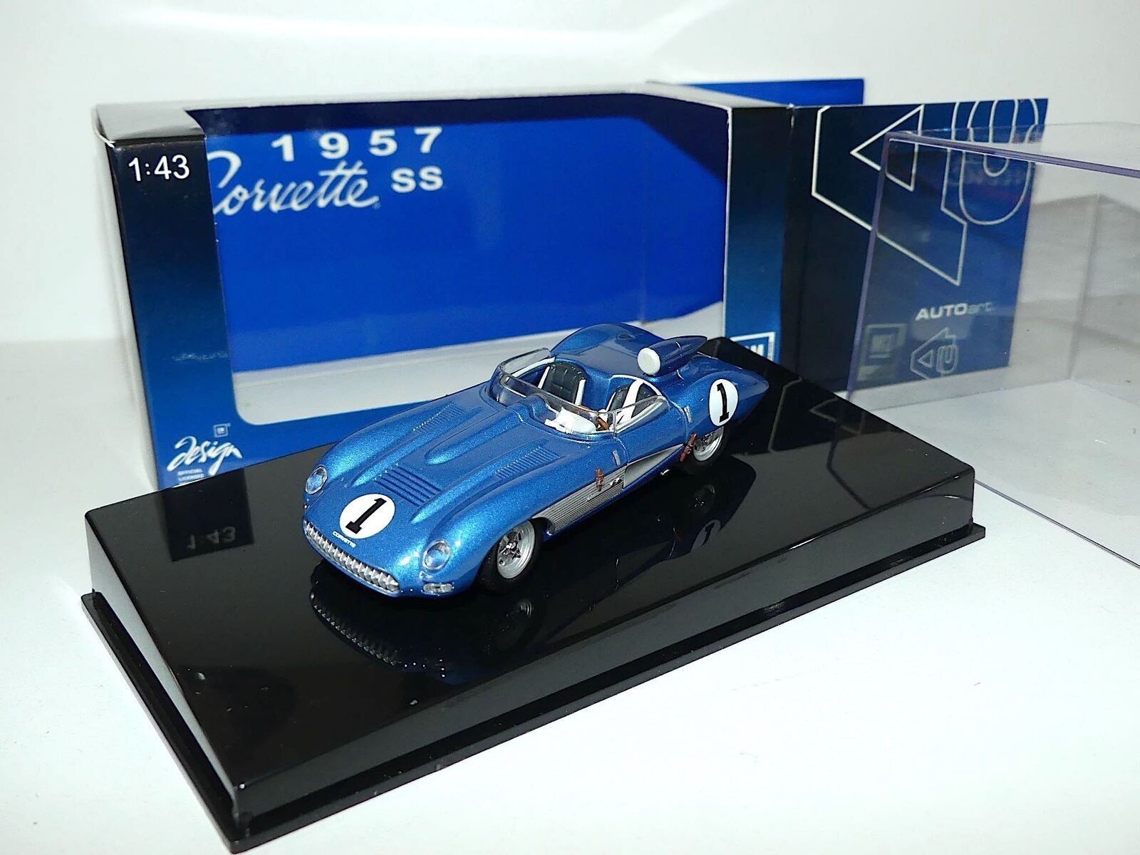 Voiture miniature Chevrolet SS 1957 Autoart 51051 bleu au 1/43 avec détails fidèles du roadster