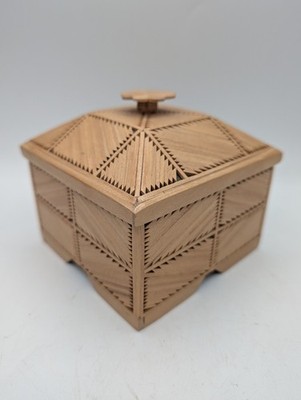 Vintage Tramp Art Wooden Matchstick Jewelry Trinket Box Lined Shamrock Knob