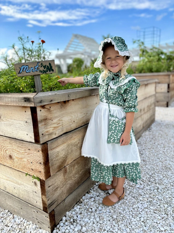 Vestido Colonial Pradera para Niñas con Delantal y Gorro - Diseño Floral, Verde Foto 4 de 4