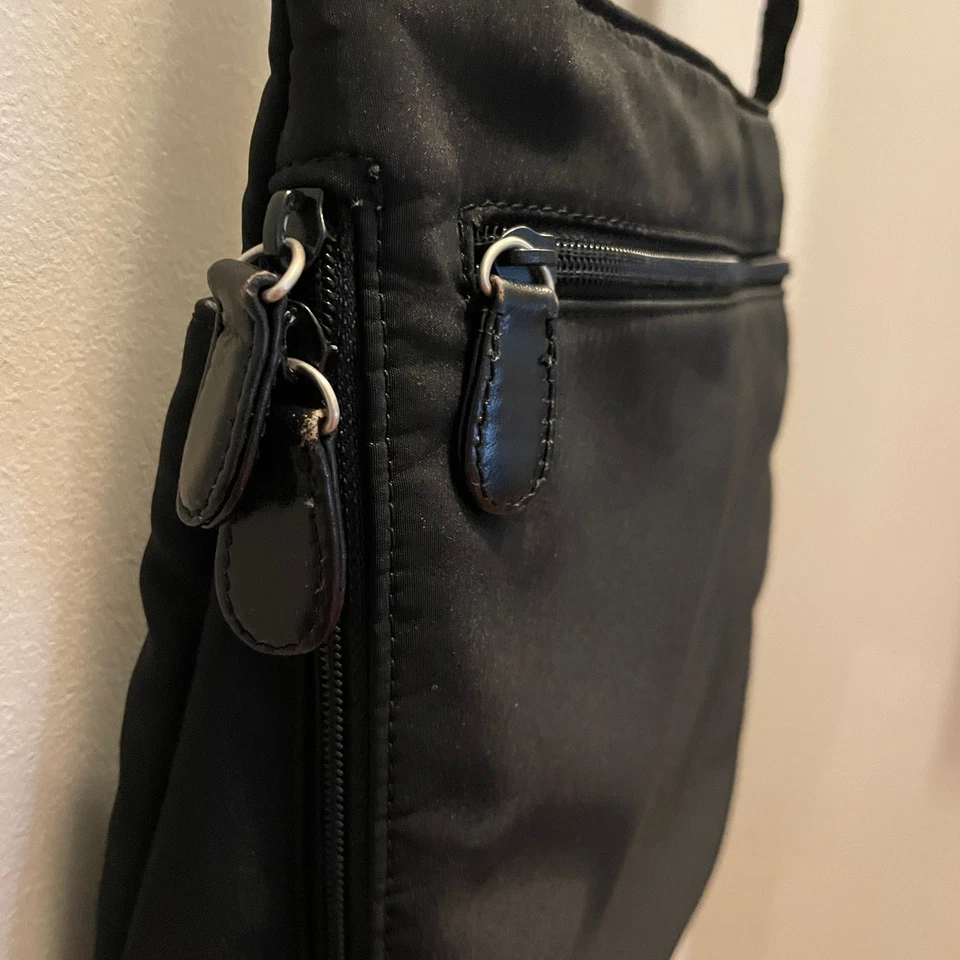 Bolso Bandolera Hobo International | Cartera de Viaje de Nylon, Ligero, Negro Foto 4 de 4