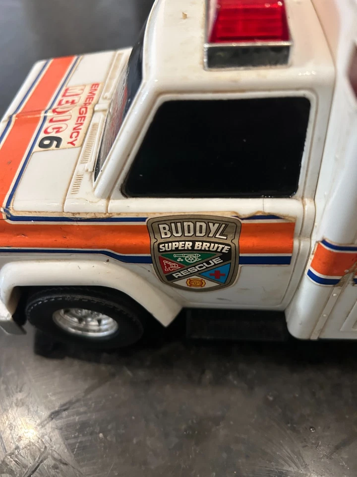 Title (80 characters max) Vintage Buddy L Rescue 18 Ambulance 11x5 Non working - Image 3 of 4