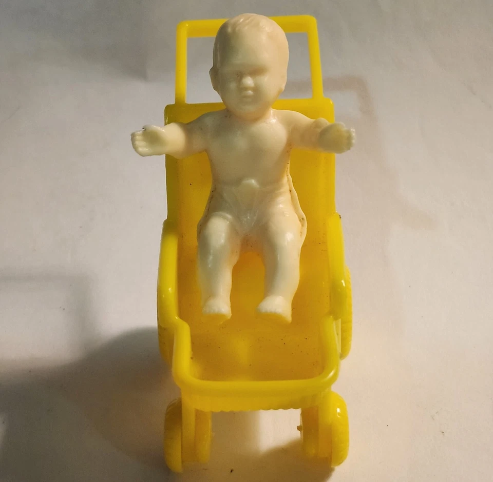 Cochecito de plástico para bebé en amarillo Foto 2 de 4