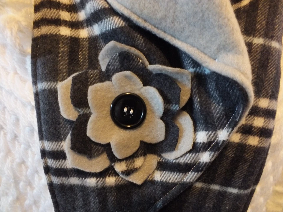 Bufanda de lana hecha a mano calentador de cuello apliques de flores hechos a mano cierre a presión Foto 2 de 2