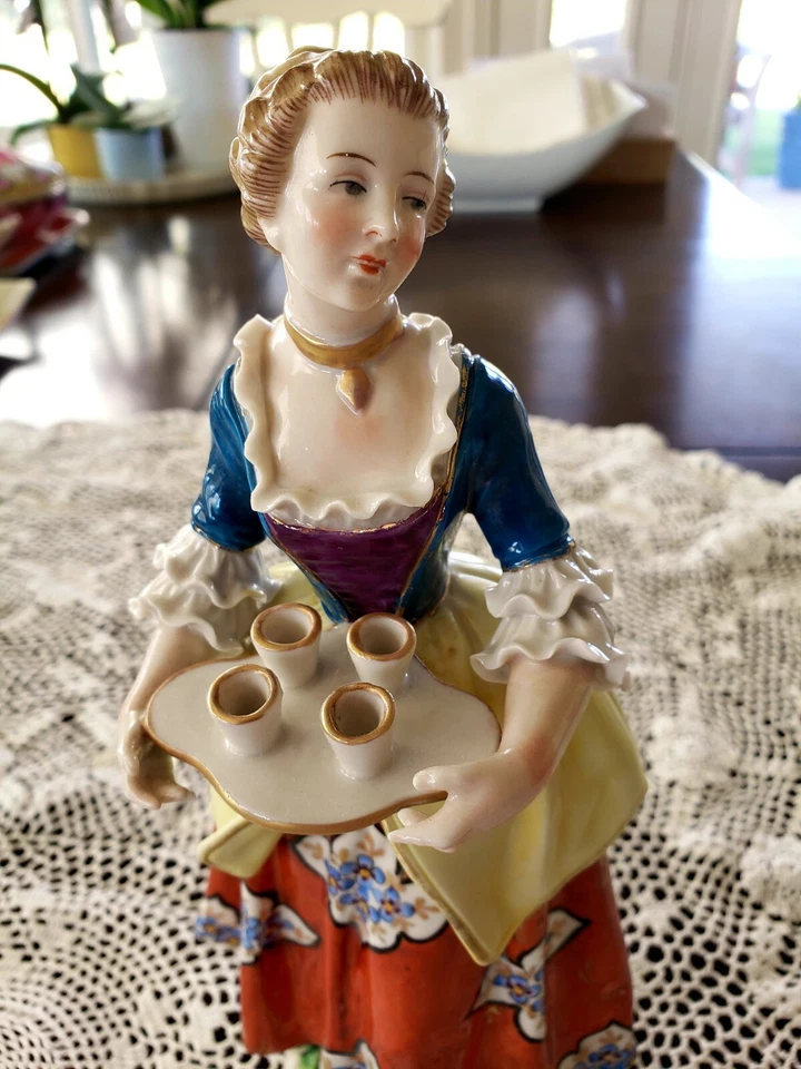 Antigua figura alemana de porcelana Seatendorf - Mujer joven con tazas de chocolate. Foto 2 de 4