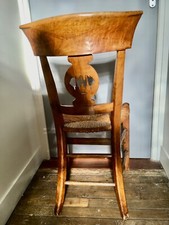 Anciennes élégantes petites chaises de chambre sculptées anciennes