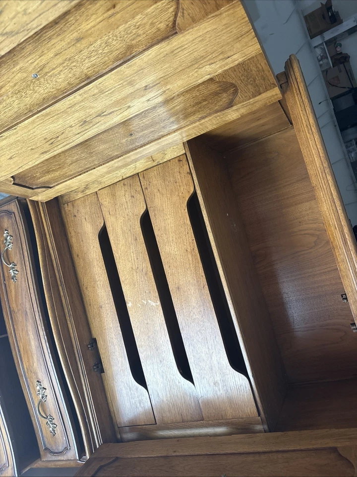 - Pecho de caballero estilo campestre francés roble camila THOMASVILLE Foto 2 de 4