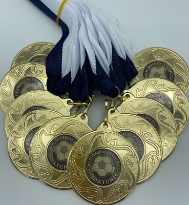 10 x Man of the Match Medaillen mit marineblauen & weißen Bändern, goldene Fußballmedaille