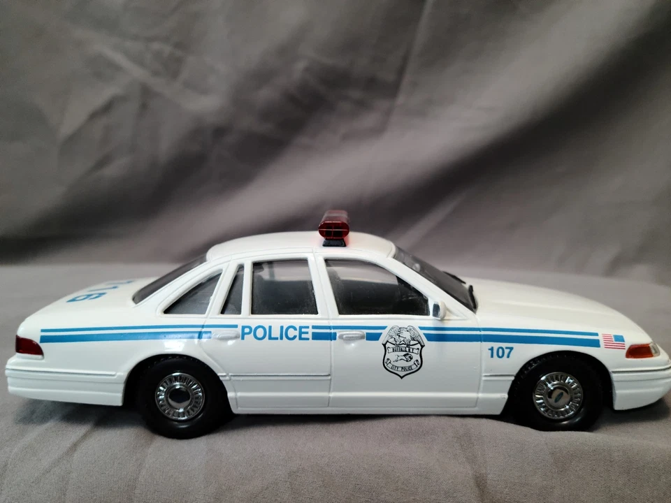 1998 Ford Crown Victoria Buffalo NY Police Diecast 1:24 Scale Limited Edition - Image 4 of 4