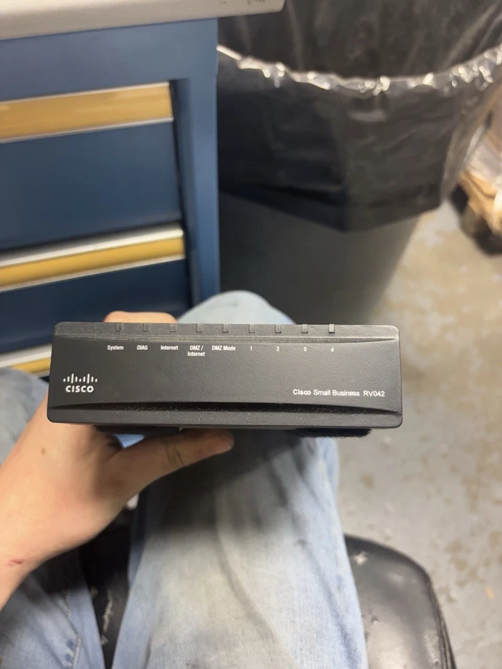 Router WAN doble Cisco RV042 para EE. UU./Canadá y LATAM RV042 USADO Foto 3 de 3