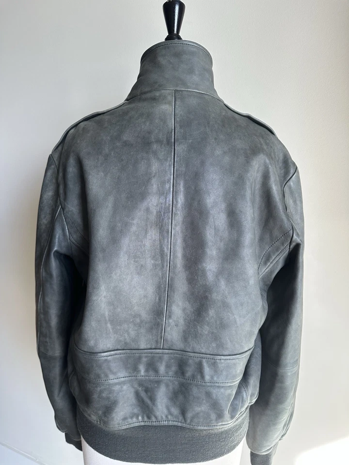 Chaqueta bomber de cuero Banana Republic de colección para hombre. Talla M. Cuero de alta calidad. Fotos. Foto 2 de 4