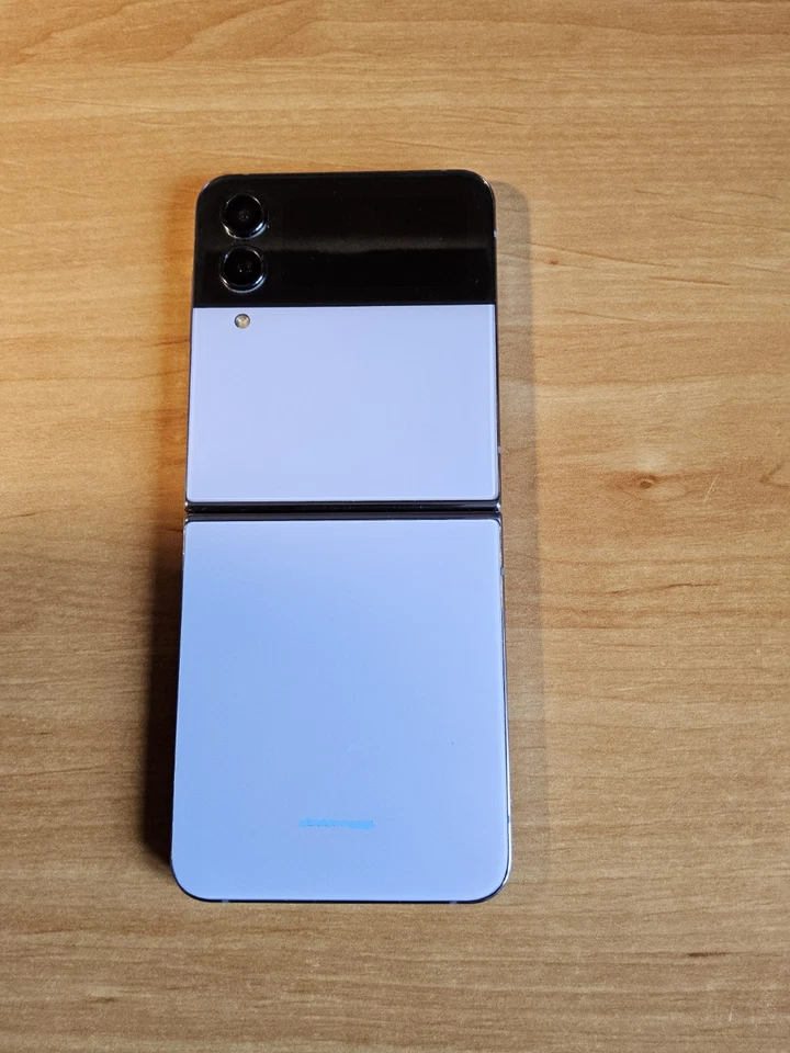 SAMSUNG GALAXY Z Flip4 BLUE 256GB SM-F721B READ DESCRIPTION - Immagine 2 di 4
