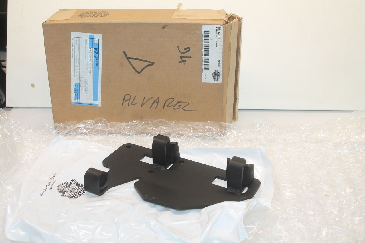 Support echappement Harley V-Rod VRSC pour remise en etat origine reference 65113-07