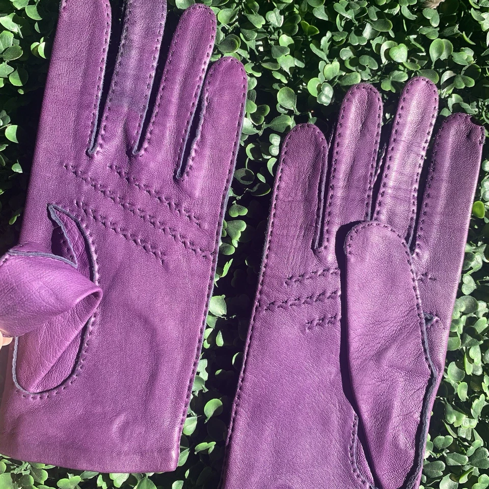Guantes de cuero suave morados vintage de mediados de siglo con detalles recortados de lágrimas Foto 2 de 4