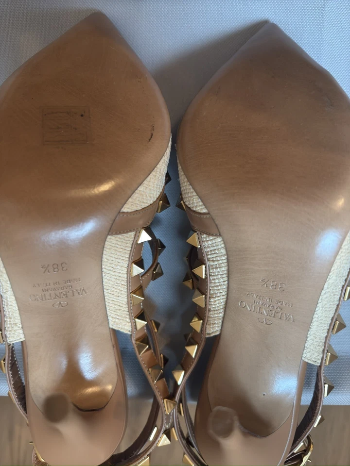 Valentino Garavani Rockstud Rafia T-Strap Zapatos de salón Talla 38.5 Tostado Natural Foto 3 de 4