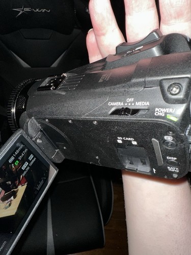 Canon VIXIA HF G70 Professional Camcorder - Picture 2 of 10