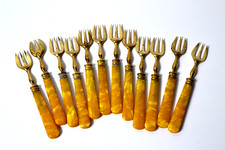 Service de 12 anciennes fourchettes à dessert, laiton et bakélite, très bon état