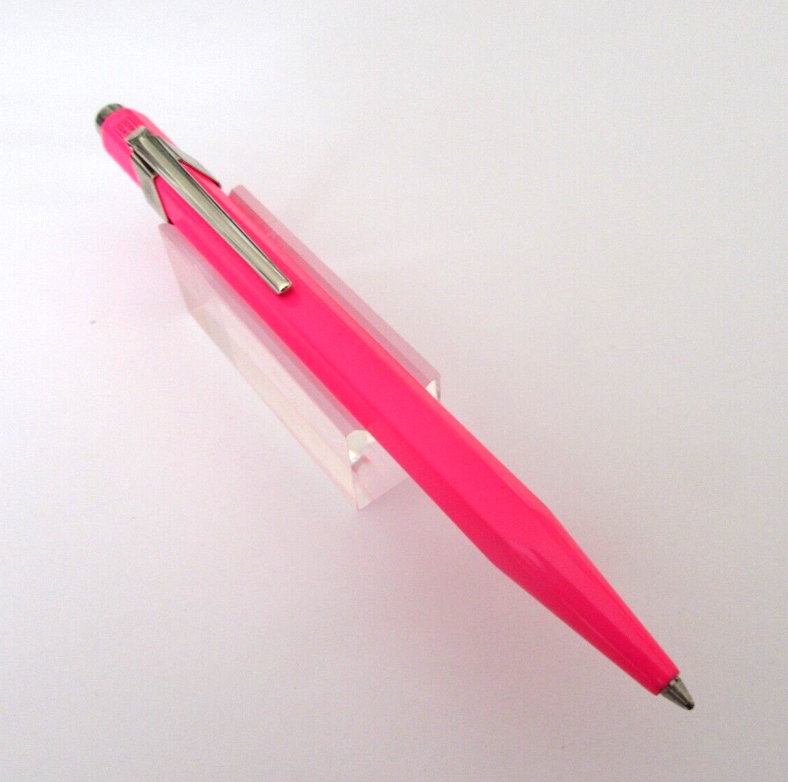 Stylo bille Caran d'Ache 849 rose bonbon en aluminium neuf de stock