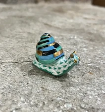 Herend Green Snail figurine Fishnet pattern 24k Gold Accents 15518