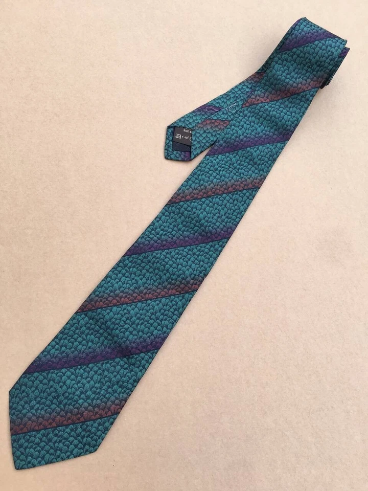 Auténtica corbata GIVENCHY diseño abstracto a rayas verde 100 % seda Foto 3 de 4