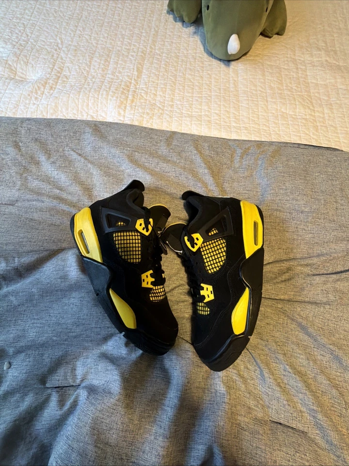 Jordan 4 Yellow Thunder Talla 9.5 Usado con Caja Listo para Enviar o Entregar Foto 2 de 4