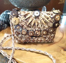 borsa vintage in paglia di rafia con bottoni a conchiglia di cocco