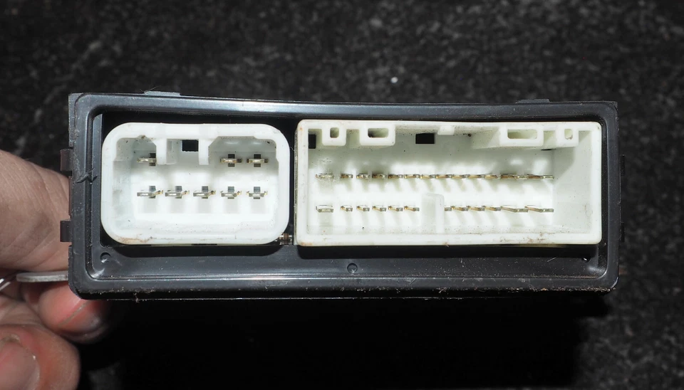 1998-2001 Lexus GS300 GS400 GS430 Multiplex Network Control Module Computer BCM - Image 3 of 4