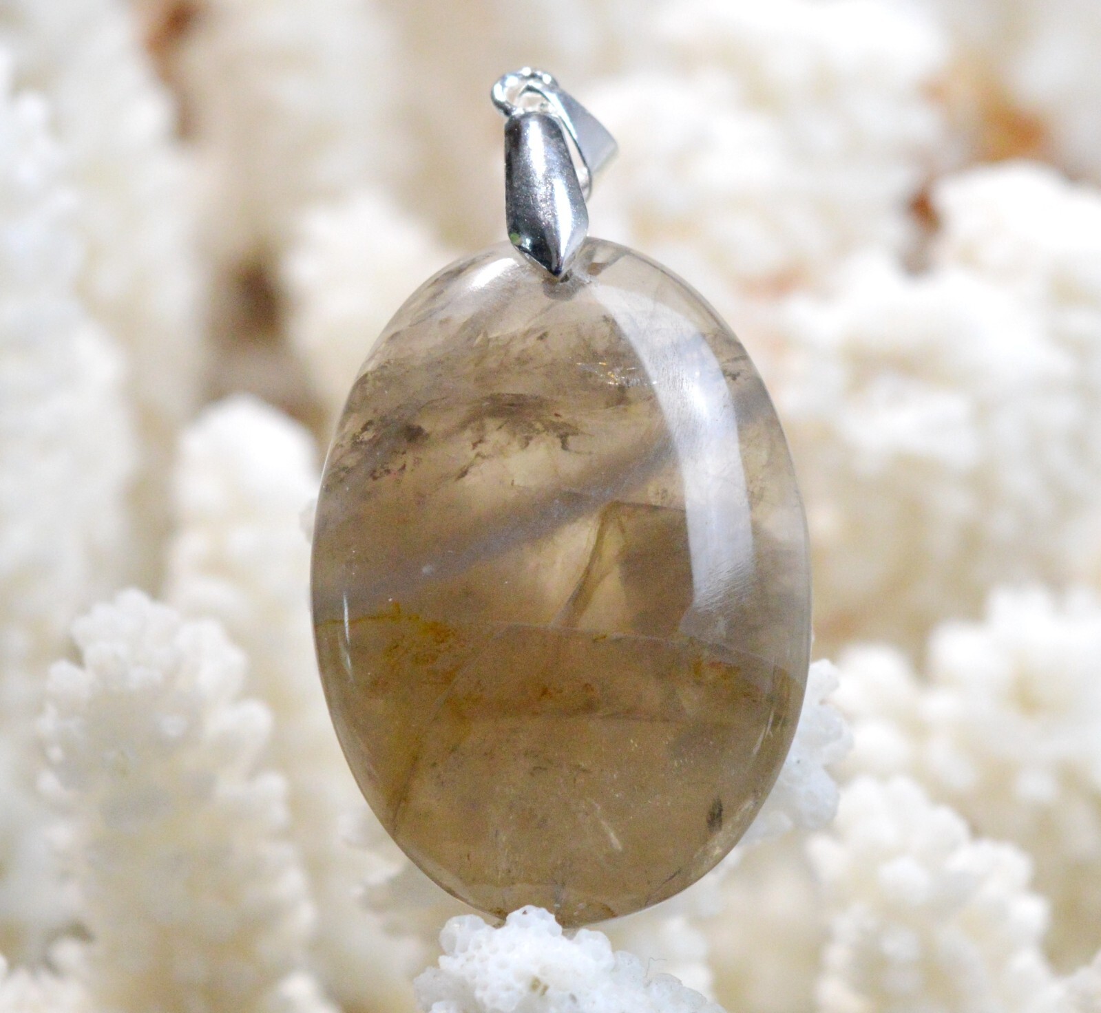 Quartz fumé 61 carats en pendentif, la pierre naturelle FK78 idéale au quotidien pour votre bien-être