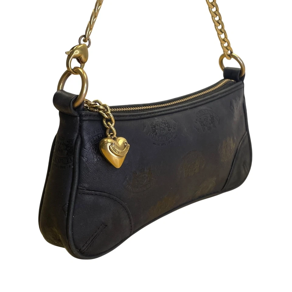 Bolso sin asas Juicy Couture de cuero negro en relieve con correa de cadena dorada y dije de corazón Foto 4 de 4
