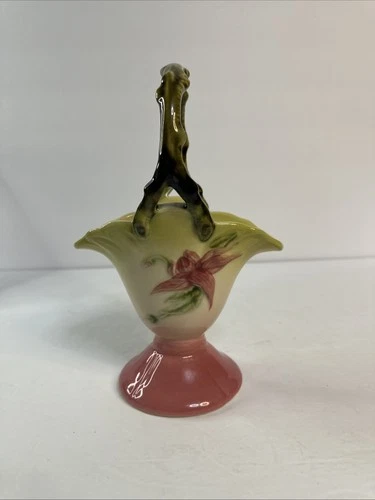 Hull  Woodland Art Pottery Basket Vase  Flower Handle Vintage W9-8 3/4"