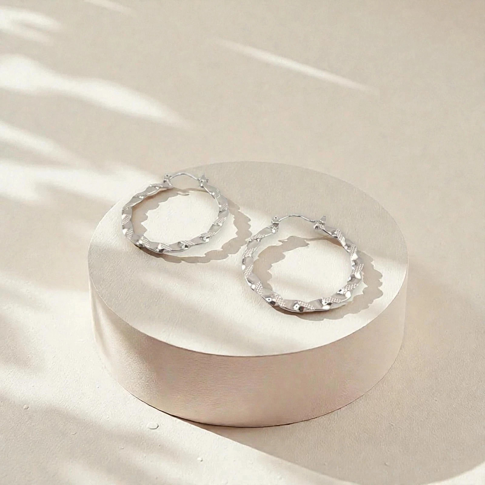 Серебряные витые серьги-кольца из Нержавеющей стали с покрытием из Белого золота 18 карат Диаметром 40 мм 2090₽