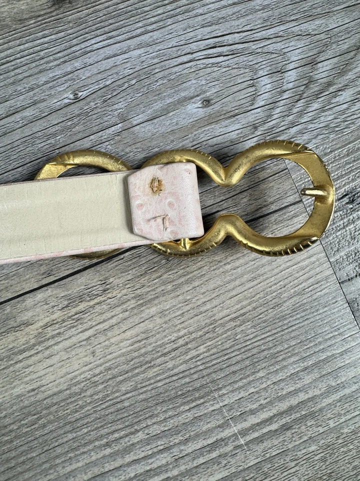 Cinturón de colección Carlisle años 80 se adapta a cinturas de 28” – 32” cuero rosa avestruz en relieve Foto 4 de 4