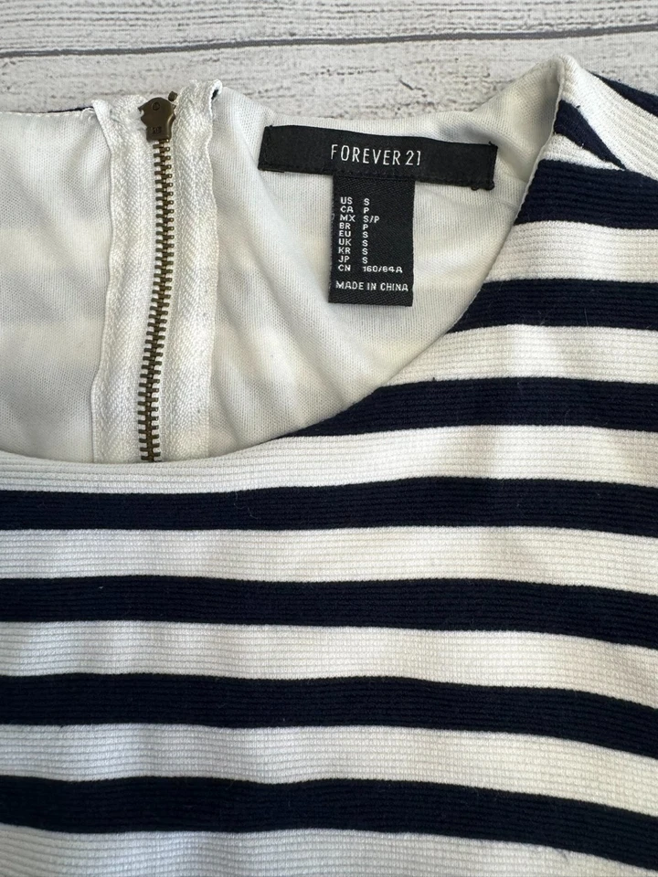 Vestido Forever 21 para mujer pequeño náutico a rayas tejido acanalado aspecto de dos piezas plisado Foto 2 de 4
